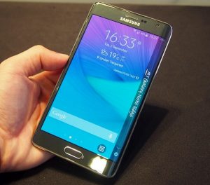 Samsung Galaxy Note Edge in mano