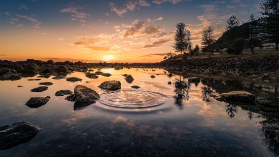 Luce del sole su un panorama di un lago